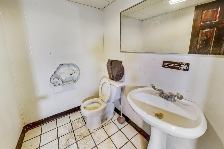 More Photos Of 1970 N Lincoln Ave, Chicago Storefront Retail Residential For Lease