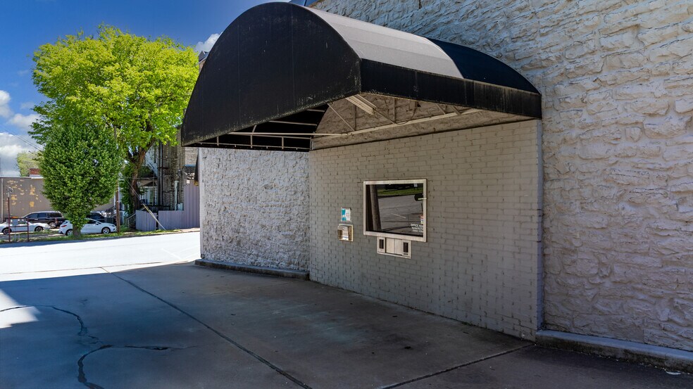 More Photos Of 212 S Main St, Grove Office For Sale