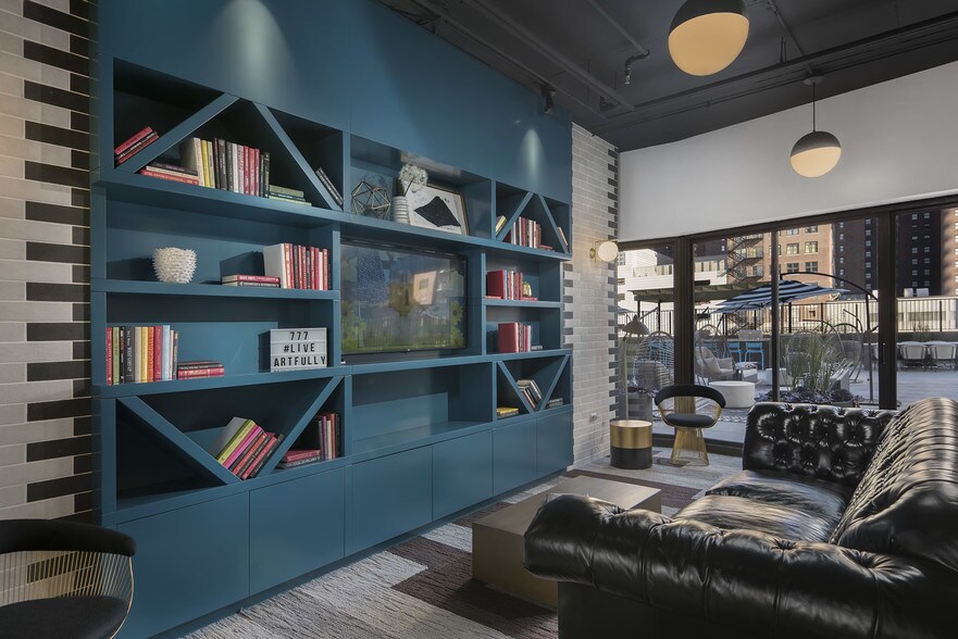 More Photos Of 2 E 8th St, Chicago Apartments For Lease