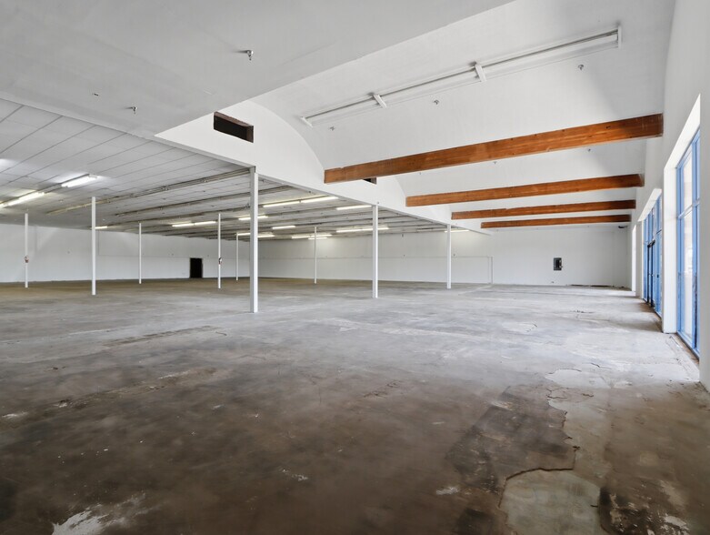 More Photos Of 5340-5346 W Glendale Ave, Glendale Freestanding For Lease