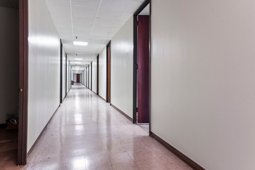 More Photos Of 327 Lewis St, Oxford Distribution For Lease