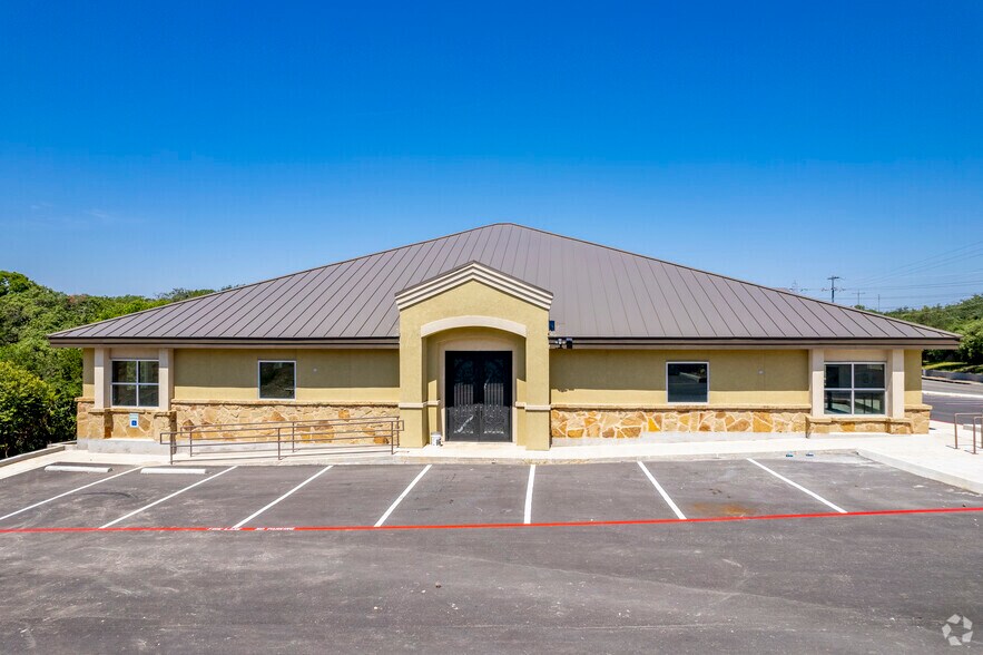 More Photos Of 2130 Thousand Oaks Blvd, San Antonio Office For Sale