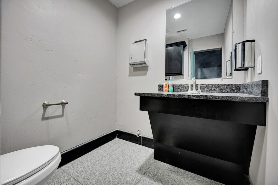 More Photos Of 2903 Wall St, Midland Office For Lease