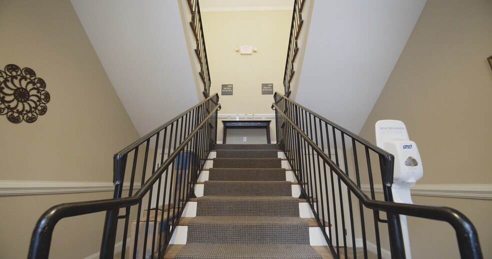 More Photos Of 1905 Woodstock Rd, Roswell Office For Lease