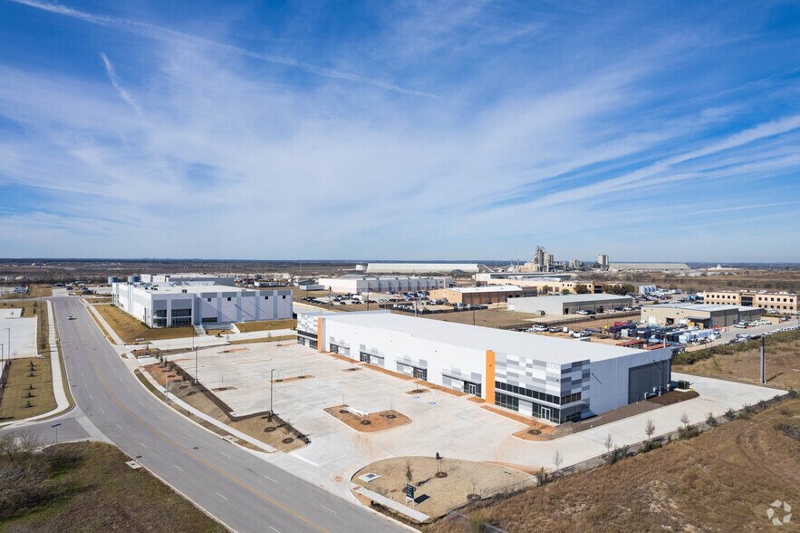 More Photos Of 250 Gateway, Kyle Warehouse For Lease