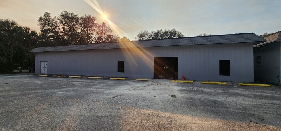 More Photos Of 284 S Center St, Pierson Auto Repair For Lease