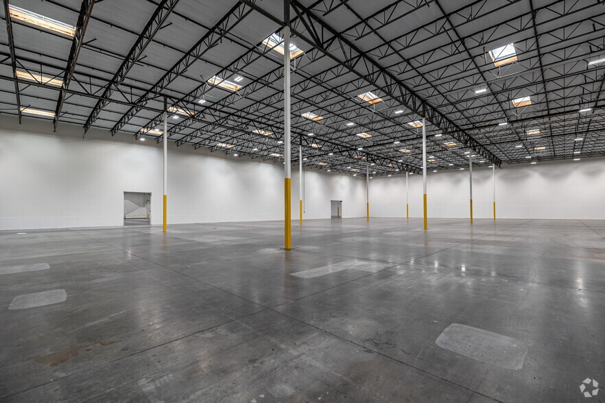 More Photos Of 1160-1180 N Anaheim Blvd, Anaheim Distribution For Lease