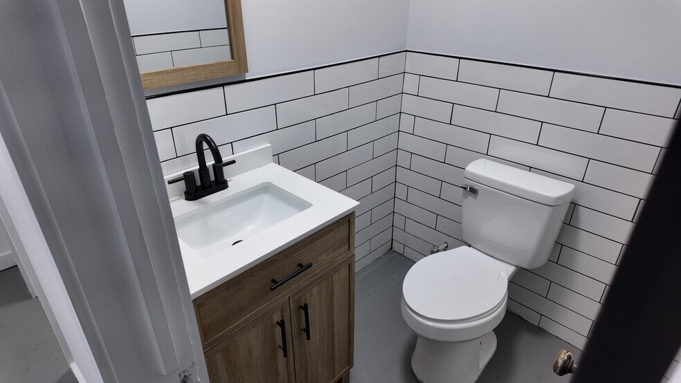 More Photos Of 720 2nd st, Clarendon Freestanding For Sale