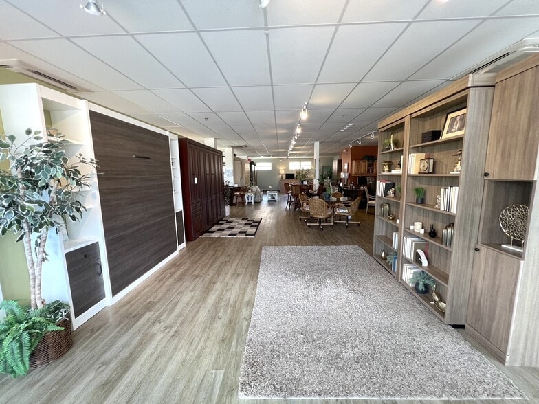 More Photos Of 530 N Bumby Ave, Orlando General Retail For Lease