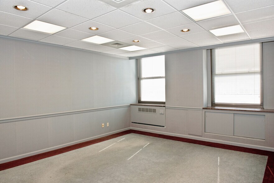More Photos Of 6 W Federal St, Youngstown Office For Sale