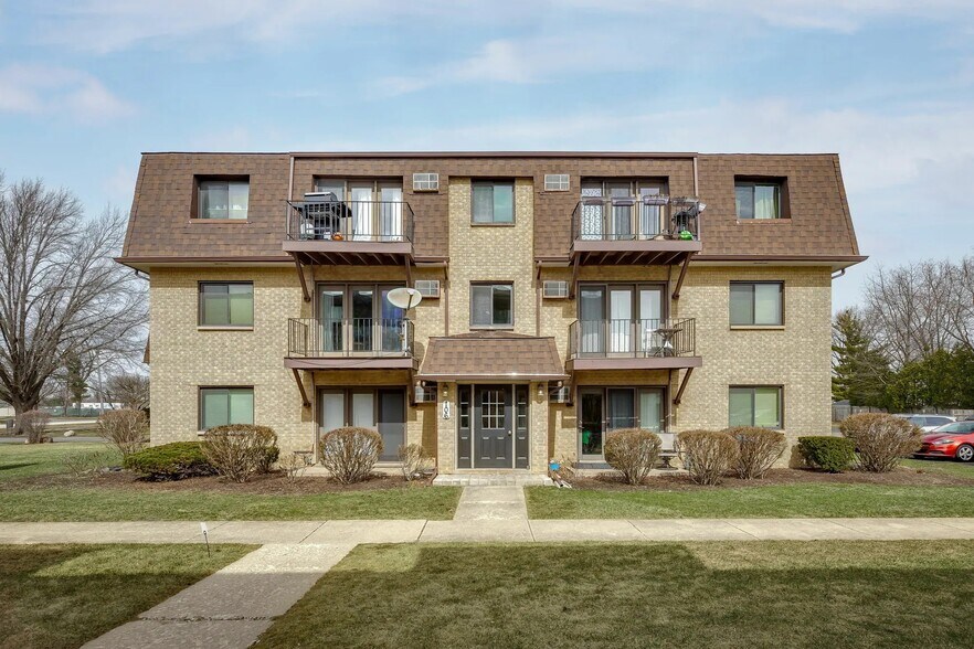 Primary Photo Of 106 Olesen Dr, Naperville Apartments For Sale