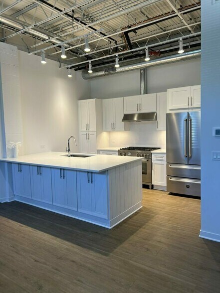 More Photos Of 1401 N Western Ave, Lake Forest Apartments For Sale