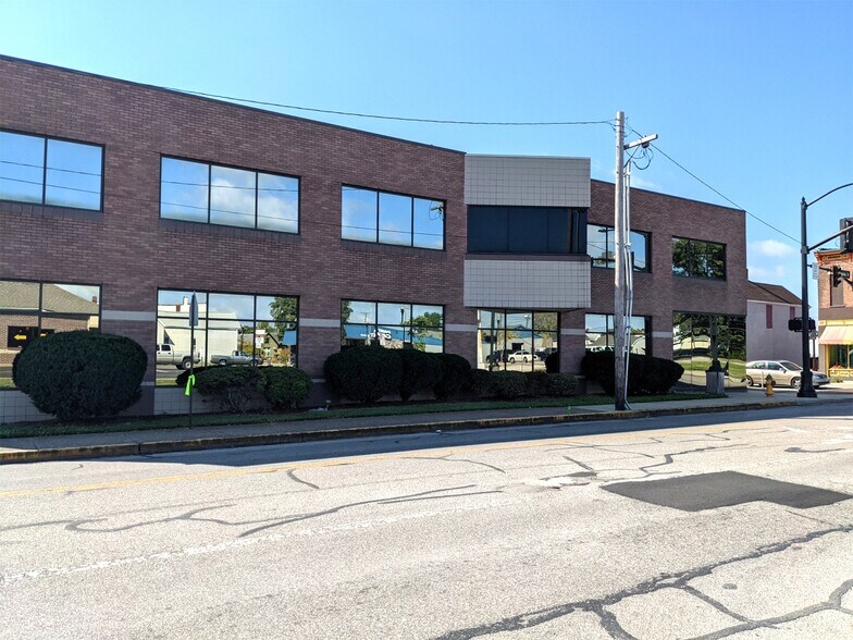 More Photos Of 417-423 N Main St, Evansville Office For Lease