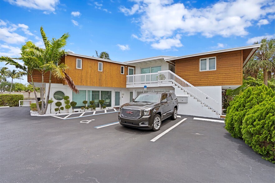 More Photos Of 2200 NE 26th St, Wilton Manors Office For Sale