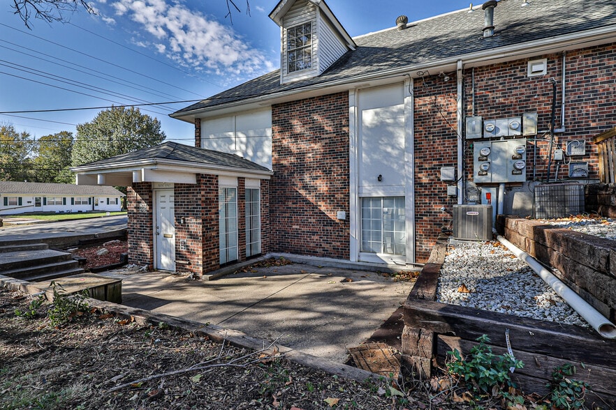 More Photos Of 13013 Fuller Ave, Grandview Office For Sale