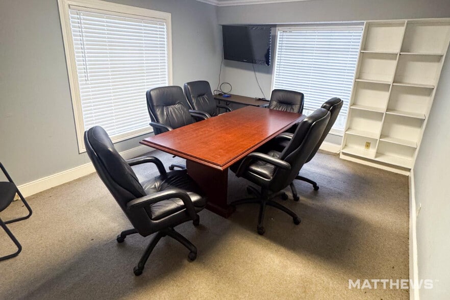 More Photos Of 1525 W Koenig Ln, Austin Office Residential For Sale