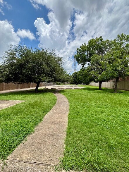 More Photos Of 4202 Sherwood Ln, Houston Loft Creative Space For Sale