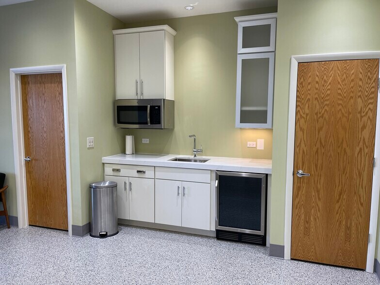 More Photos Of 2108-2260 Ferry Rd, Naperville Showroom For Sale