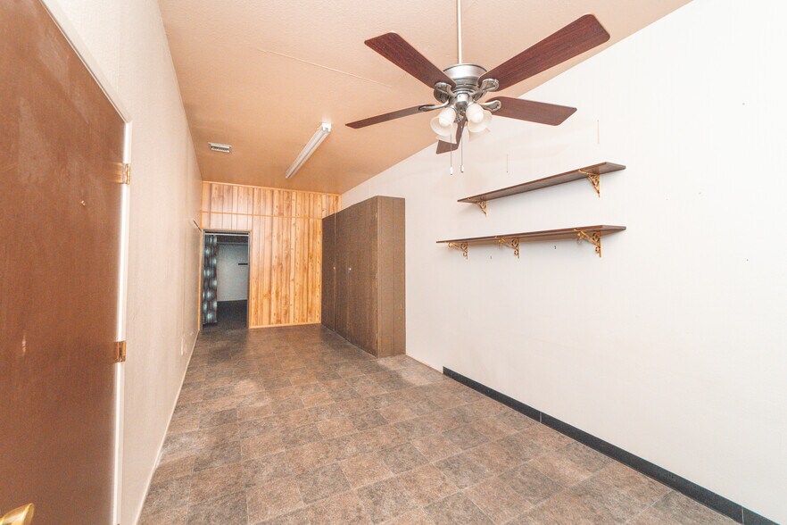 More Photos Of 20942-20948 Bloomfield Ave, Lakewood Unknown For Lease