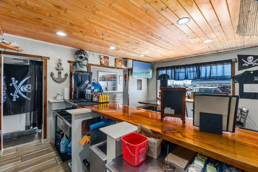 More Photos Of 2401 Westhaven Dr, Westport Flex For Sale