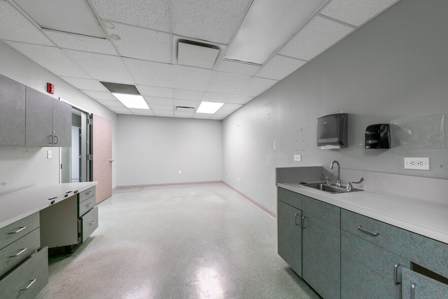 More Photos Of 3828 Avenue N, Galveston Hospital For Lease