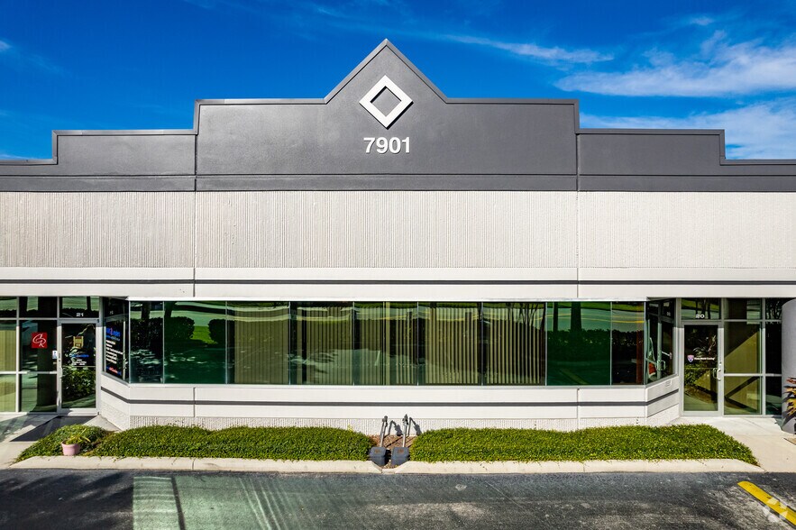 More Photos Of 7901 Kingspointe Pky, Orlando Showroom For Sale