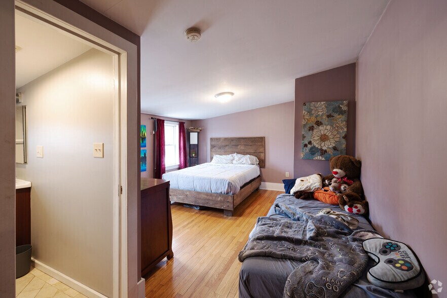More Photos Of 13 Park Ave, Hadley Restaurant For Sale