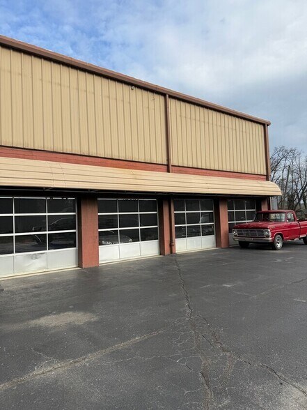 More Photos Of 715 E Spring St, Cookeville General Retail For Lease