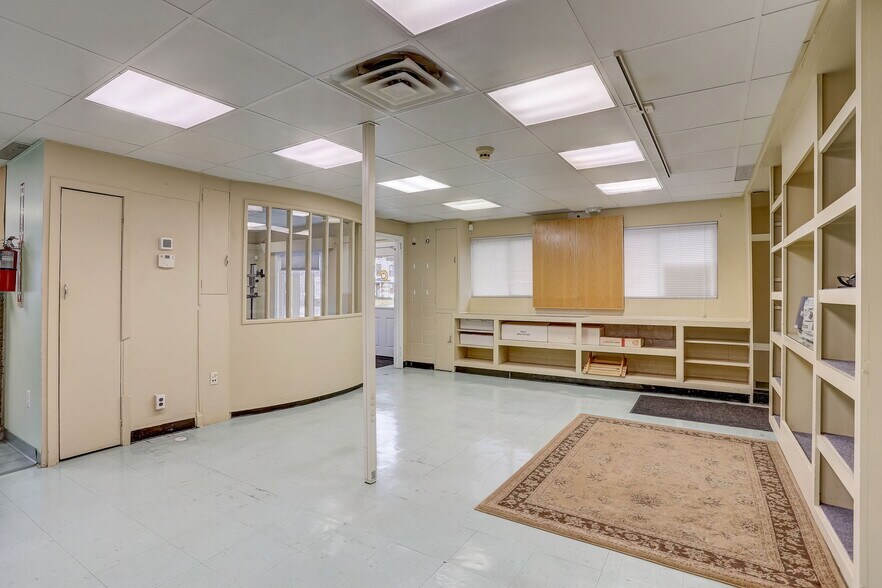 More Photos Of 329 Otter St, Bristol Flex For Lease