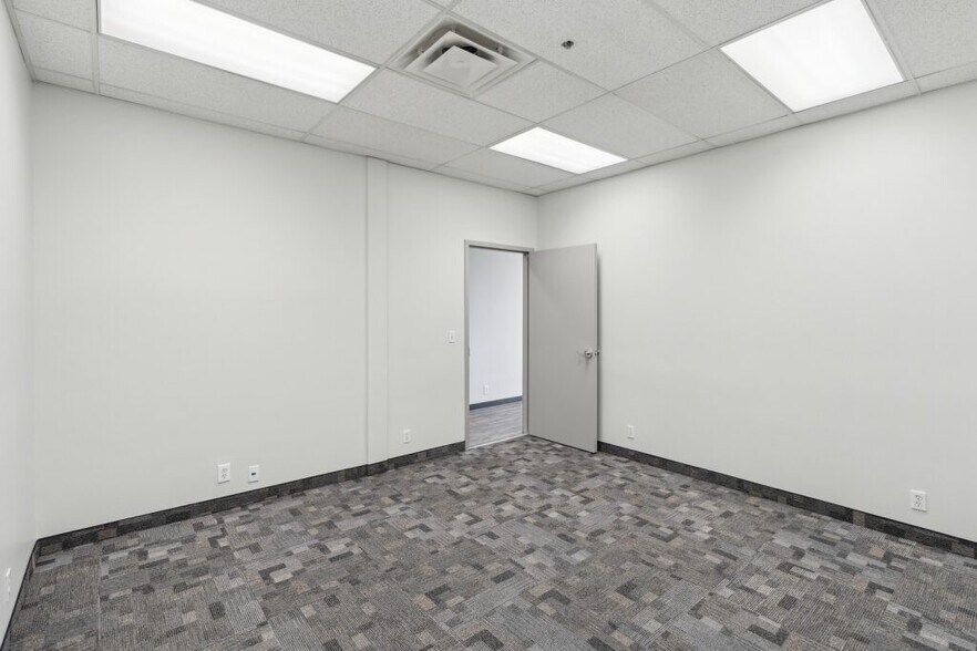 More Photos Of 4511 Glenmore Trl SE, Calgary Showroom For Lease