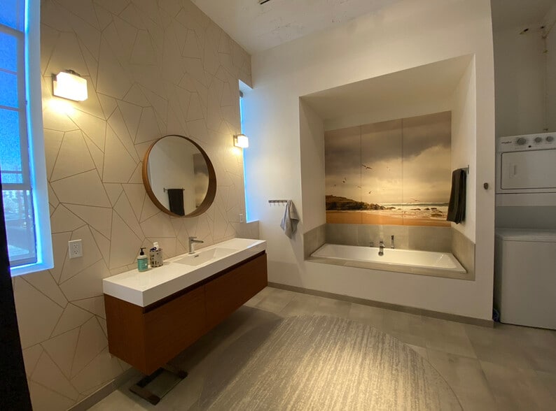 More Photos Of 405 Towne Ave, Los Angeles Showroom For Sale