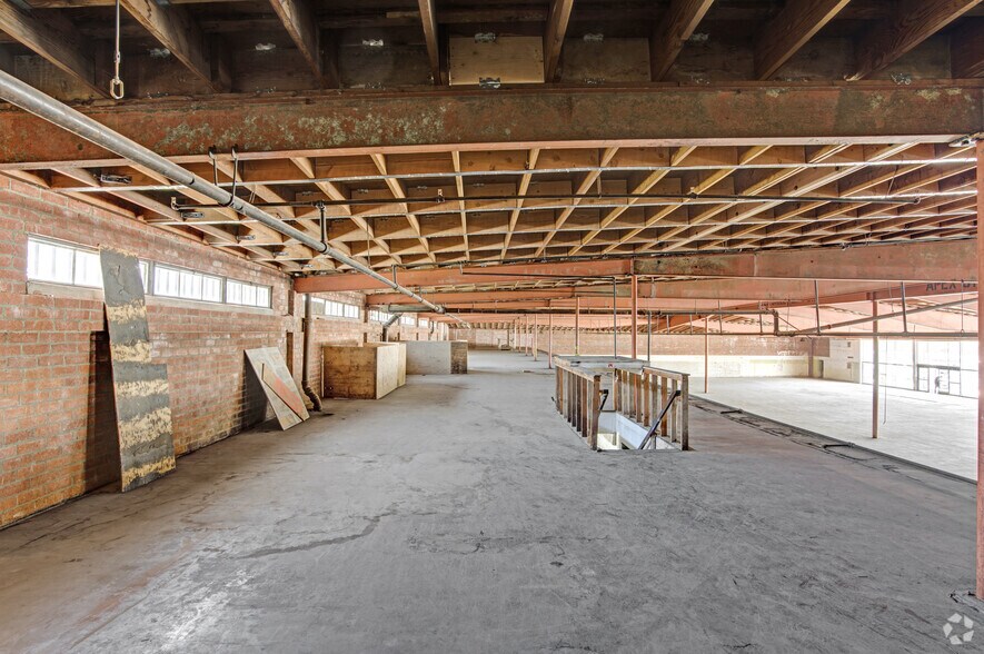 More Photos Of 422 S Azusa Ave, Azusa Unknown For Lease