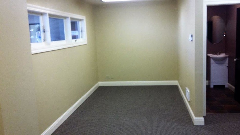 More Photos Of 1655 Hudson St, Longview Office For Lease