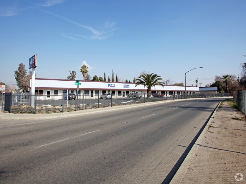 More Photos Of 900 24th St, Bakersfield Warehouse For Lease
