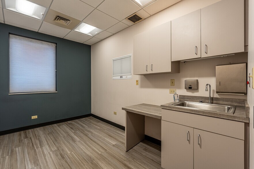 More Photos Of 4650 Southwest Hwy, Oak Lawn Medical For Sale