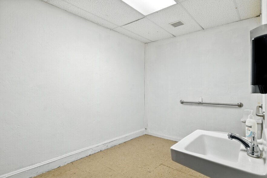 More Photos Of 285 Elm St, Westfield Storefront Retail Residential For Sale