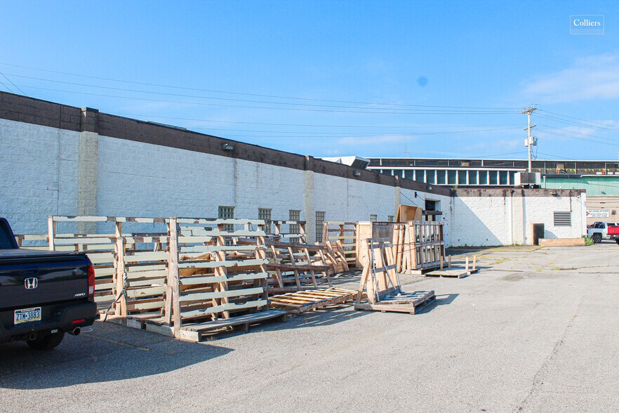 More Photos Of 100 Keystone Dr, Carnegie Warehouse For Lease