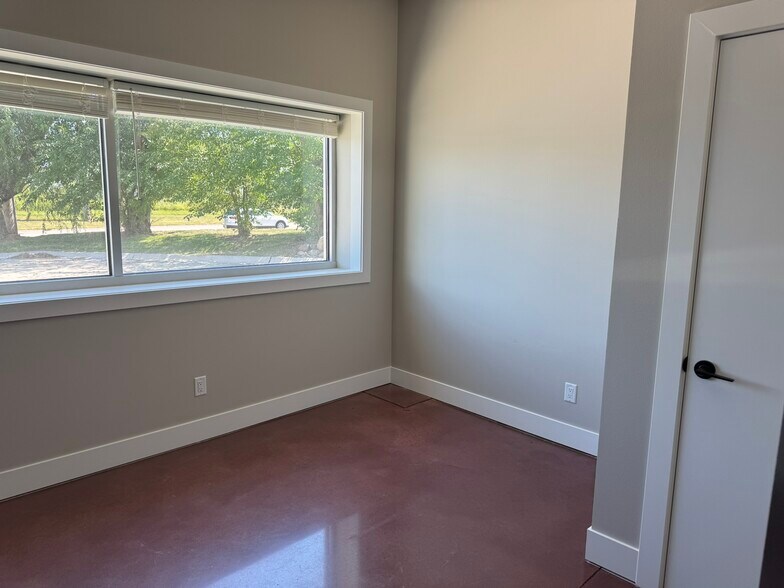 More Photos Of 5820 NW Beaver Dr, Johnston Flex For Lease