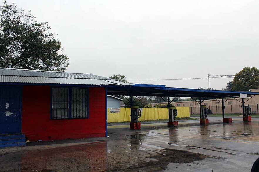 More Photos Of 2203 W Commerce St, San Antonio Specialty For Sale