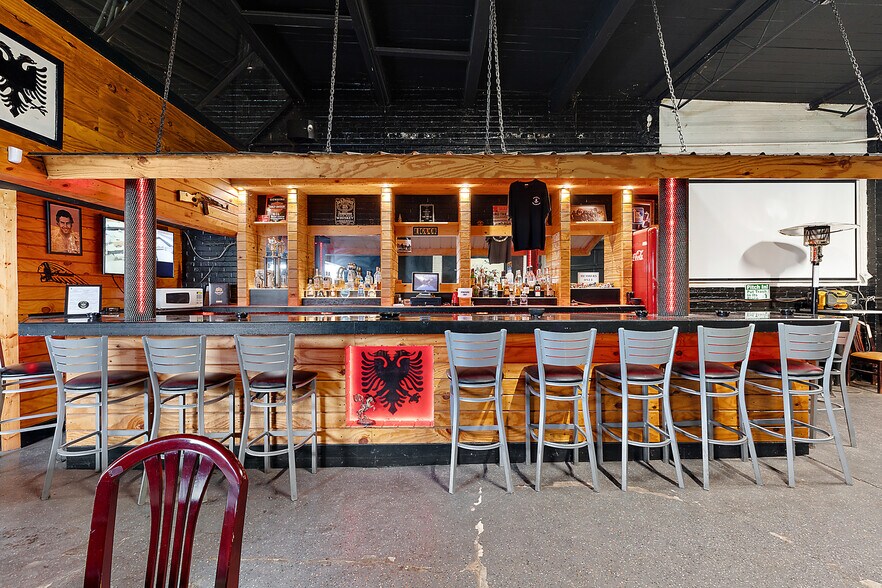 More Photos Of 16387–16395 Harper ave @ Harper Ave and Whittier Ave, Detroit Bar For Sale
