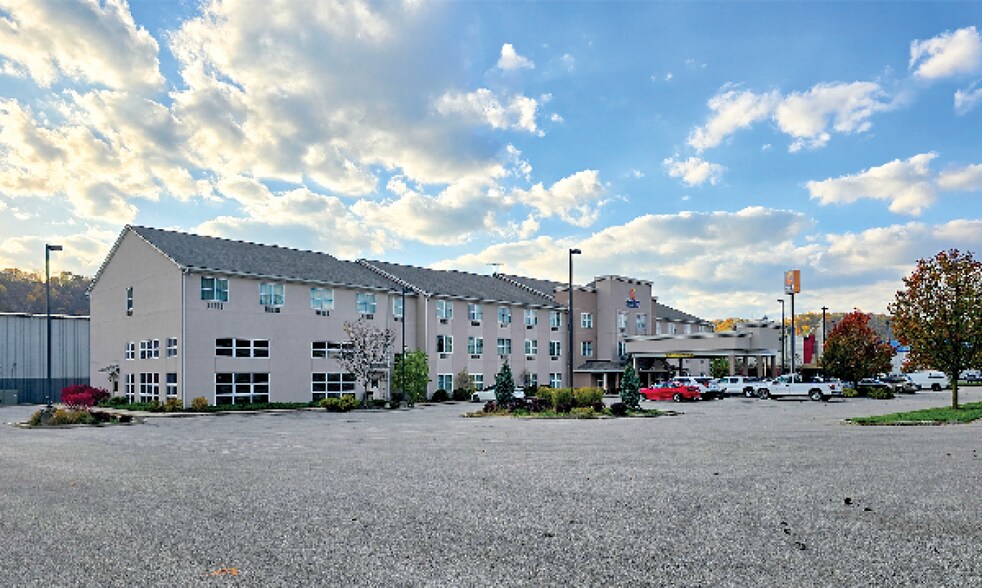 More Photos Of 10 Country Dr, Wilder Hotel For Sale