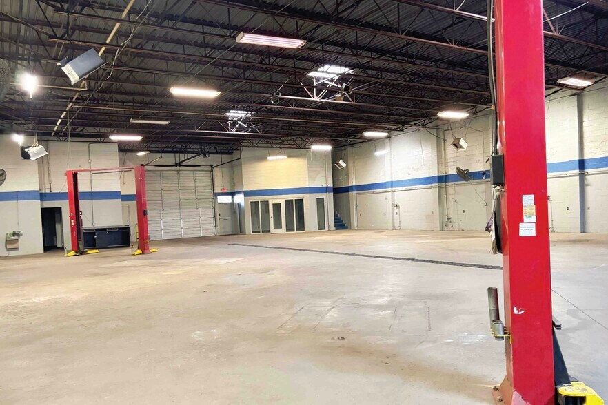 More Photos Of 130 W Oxmoor Rd, Birmingham Light Distribution For Lease
