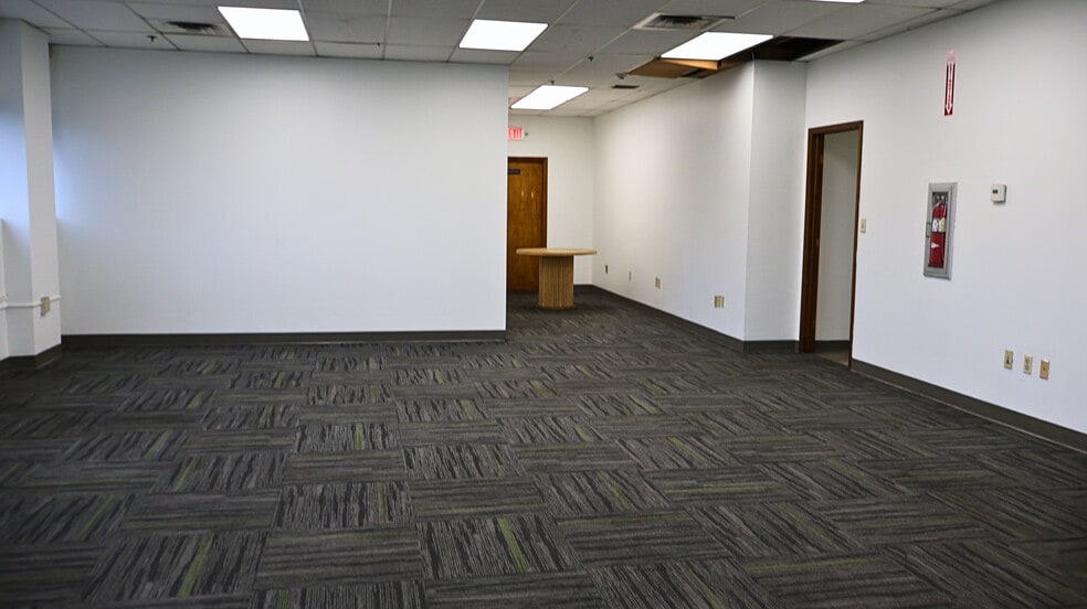 More Photos Of 300 Russell Dr, Middletown Warehouse For Lease