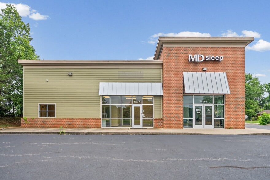 More Photos Of 2231 Stokes Rd, Clarksville Storefront Retail Office For Lease
