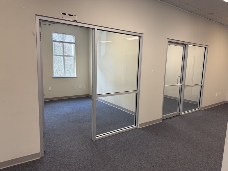 More Photos Of 550 Long Point Rd, Mount Pleasant Medical For Lease