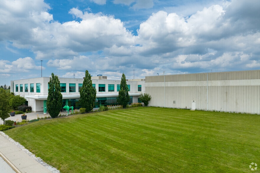 More Photos Of 200 Aviva Park Dr, Vaughan Distribution For Lease
