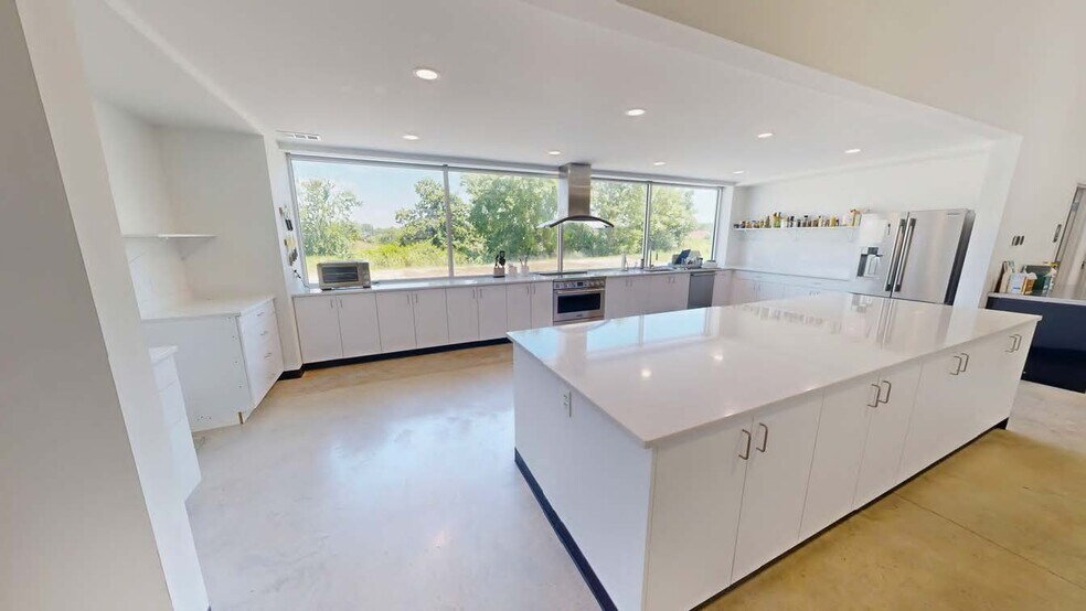 More Photos Of 2700 Little Flock Dr, Rogers Showroom For Lease