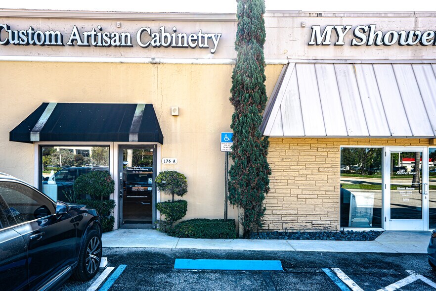 More Photos Of 174-180 Glades Rd, Boca Raton Light Distribution For Lease