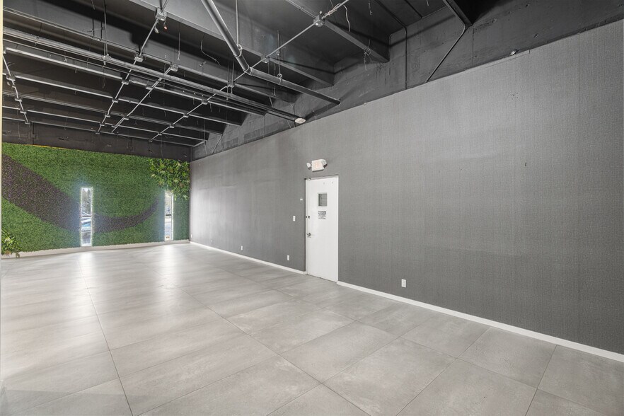 More Photos Of 2741 W 76th St, Hialeah Warehouse For Lease