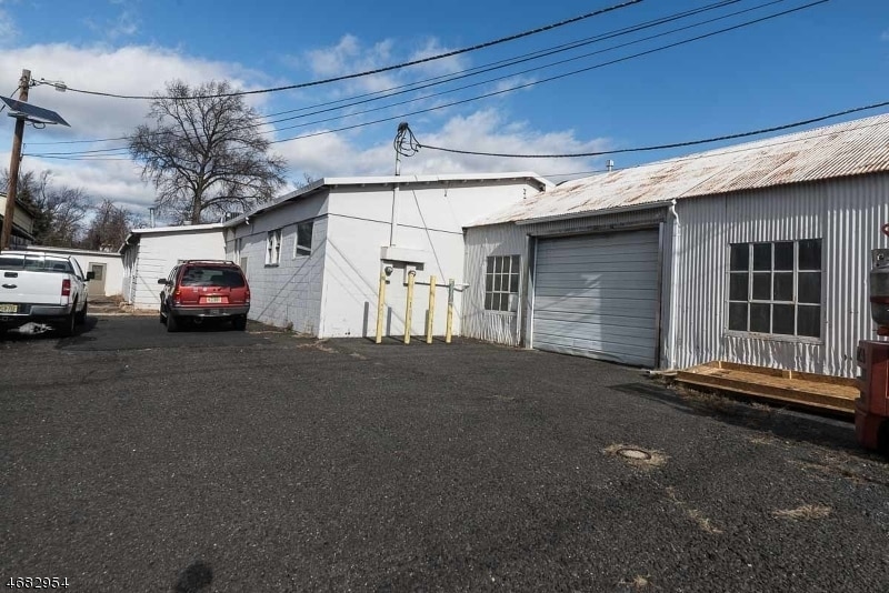 More Photos Of 131 Lincoln Blvd, Middlesex Manufacturing For Lease